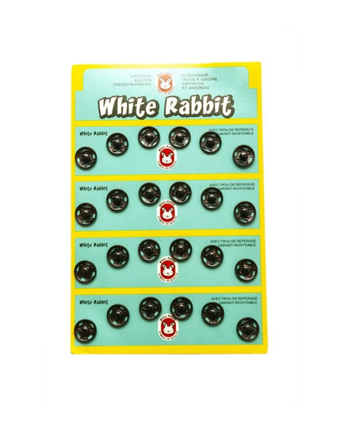 11-capse-de-cusut-la-folie-1cm Capse de cusut la folie de 24 buc sunt dispozitiv de fixare cu prindere (numit și știft de presă) este o pereche de discuri interblocate, realizate dintr-un metal sau plastic, utilizate în mod obișnuit în locul butoanelor tradiționale pentru a fixa îmbrăcăminte și în alte scopuri similare. O buză circulară sub un disc se încadrează într-o canelură pe partea superioară a celuilalt, ținându-le imperecheate până se aplică o anumită forță pentru desprindere. Se folosesc la diferite tipuri de prinderi si pot fi atașate pe țesătură prin coasere.