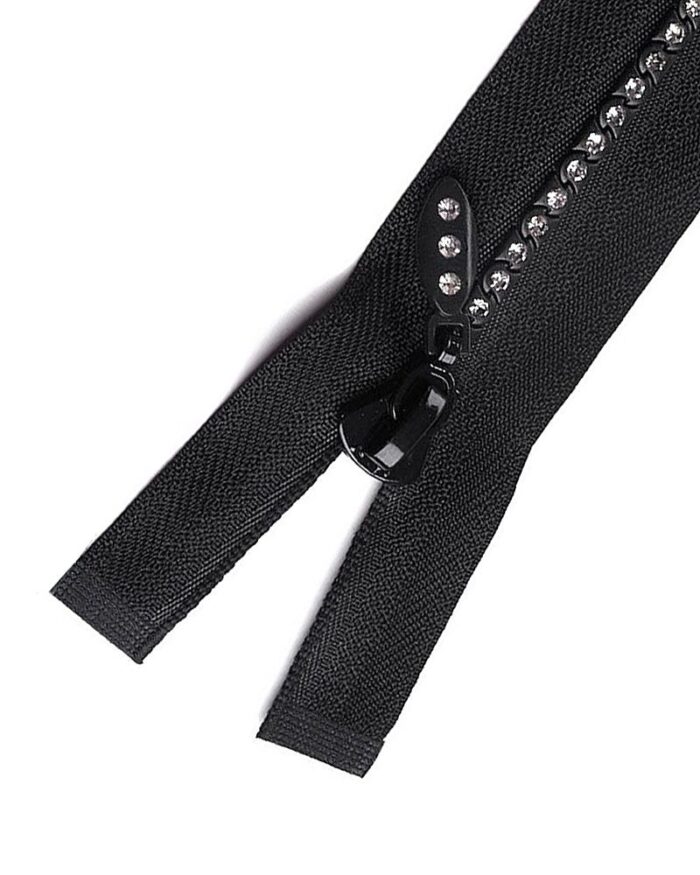 Fermoar cu strasuri detasabil este potrivit pentru proiecte de cusut pe jachete, pulovere, tricouri, etc.