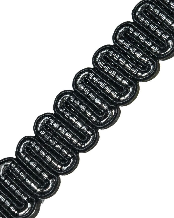 Dantela brodata cu lurex cu aspect metalic argintiu / auriu. Banda lurex dantela.