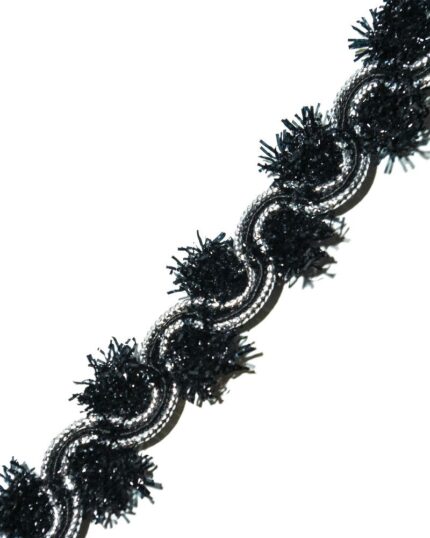 Dantela brodata cu lurex cu aspect metalic argintiu / auriu. Banda lurex dantela.