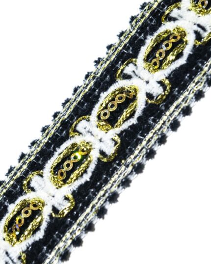 Dantela brodata cu lurex cu aspect metalic argintiu / auriu. Banda lurex dantela.