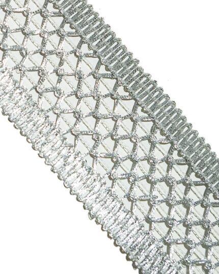 Dantela brodata cu lurex cu aspect metalic argintiu / auriu. Banda lurex dantela.