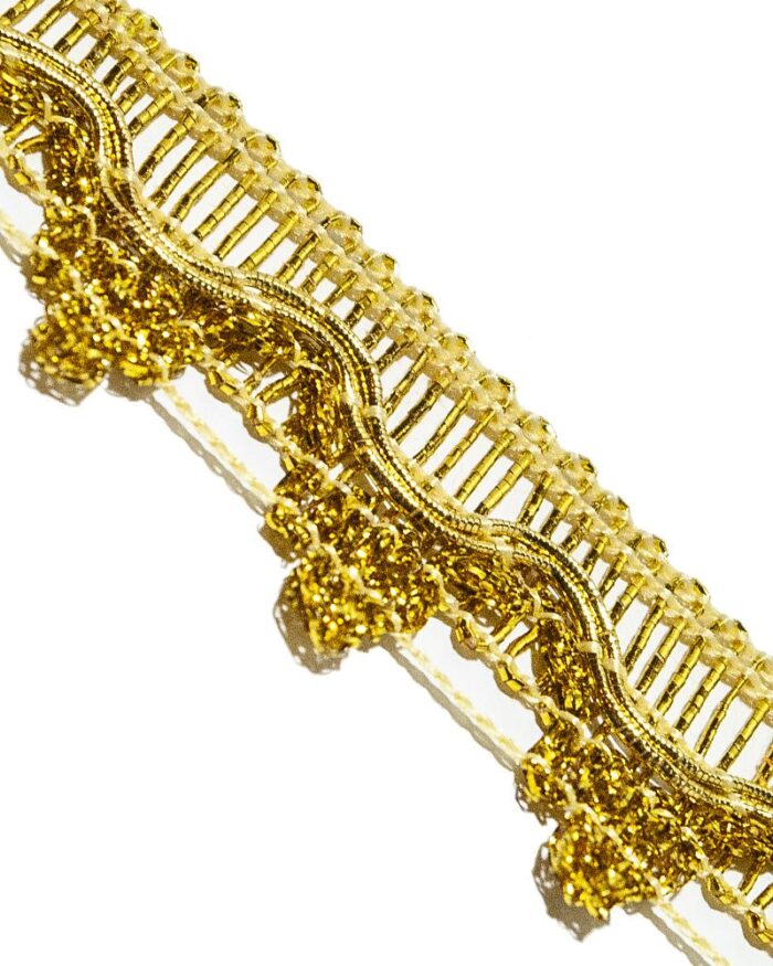 Dantela brodata cu lurex cu aspect metalic argintiu / auriu. Banda lurex dantela.