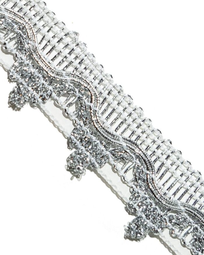 Dantela brodata cu lurex cu aspect metalic argintiu / auriu. Banda lurex dantela.