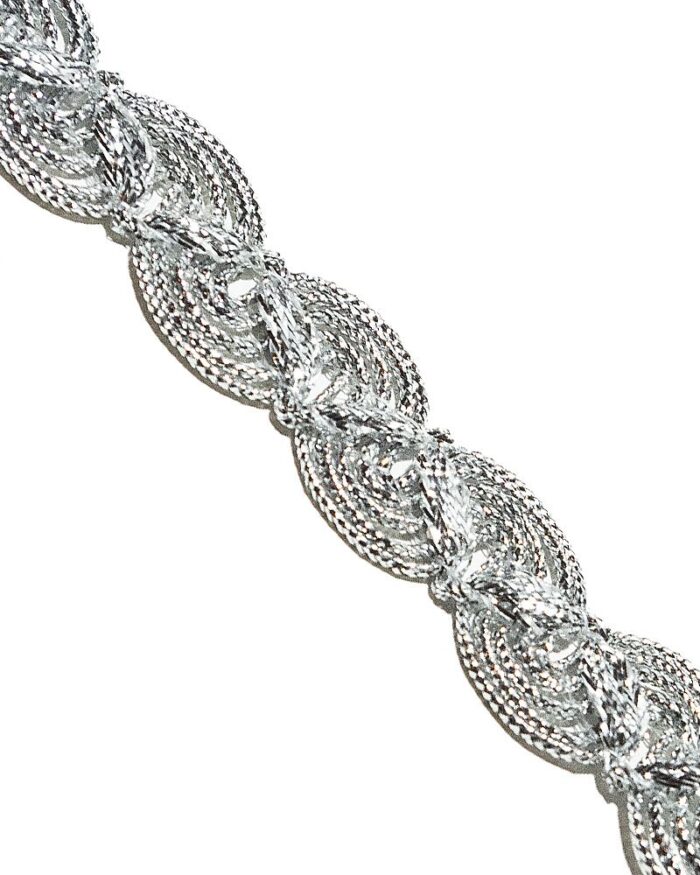 Dantela brodata cu lurex cu aspect metalic argintiu / auriu. Banda lurex dantela.