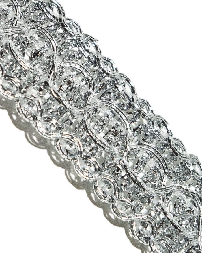 Dantela brodata cu lurex cu aspect metalic argintiu / auriu. Banda lurex dantela.