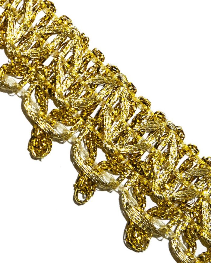 Dantela brodata cu lurex cu aspect metalic argintiu / auriu. Banda lurex dantela.