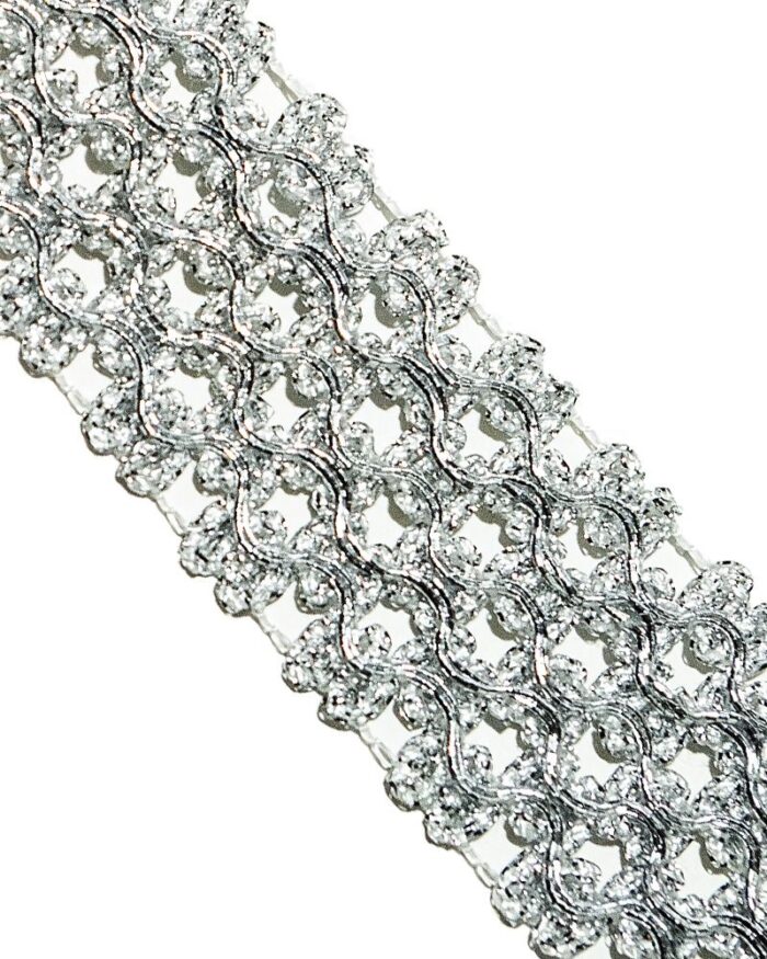 Dantela brodata cu lurex cu aspect metalic argintiu / auriu. Banda lurex dantela.