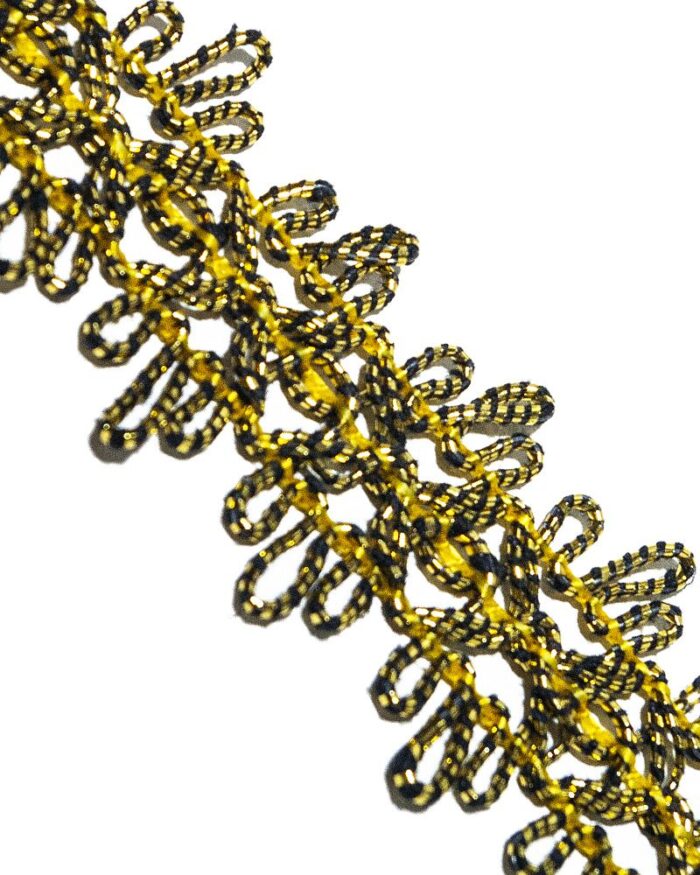 Dantela brodata cu lurex cu aspect metalic argintiu / auriu. Banda lurex dantela.