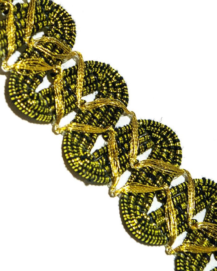 Dantela brodata cu lurex cu aspect metalic argintiu / auriu. Banda lurex dantela.