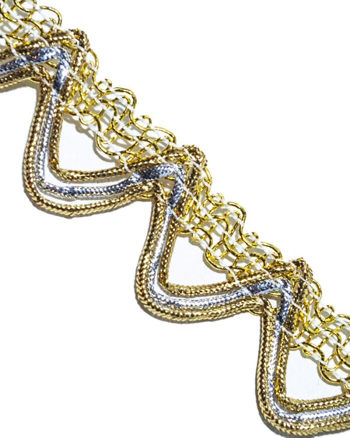 Dantela brodata cu lurex cu aspect metalic argintiu / auriu. Banda lurex dantela.