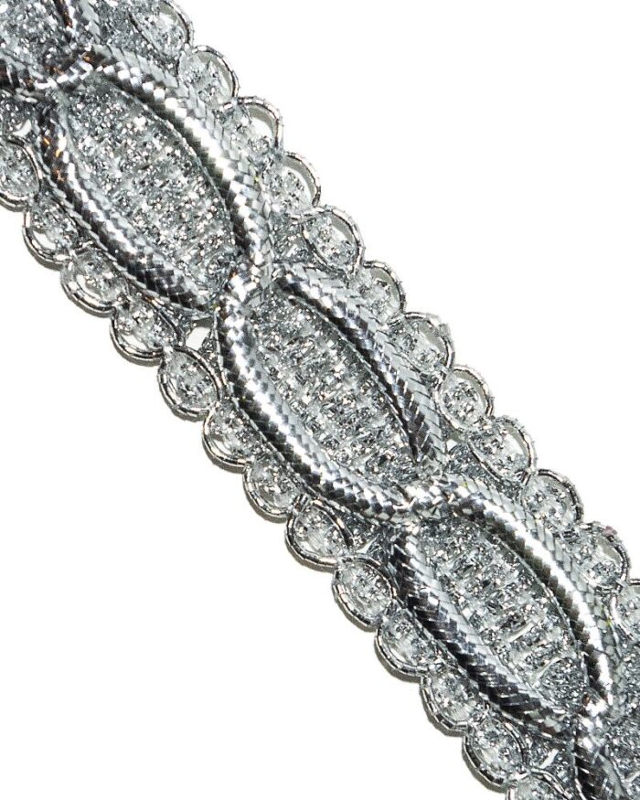 Dantela brodata cu lurex cu aspect metalic argintiu / auriu. Banda lurex dantela.