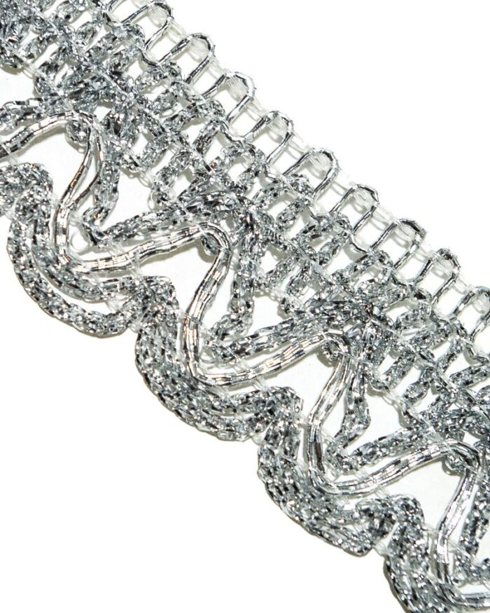 Dantela brodata cu lurex cu aspect metalic argintiu / auriu. Banda lurex dantela.