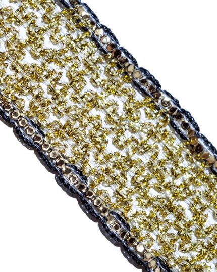 Dantela brodata cu lurex cu aspect metalic argintiu / auriu. Banda lurex dantela.