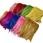 Banda pene de cocos 20-23 cm este realizata din pene de cocos naturale tratate si vopsite. Penele de cocos sunt atasate pe o banda din saten/satin de aproximativ 1 cm.