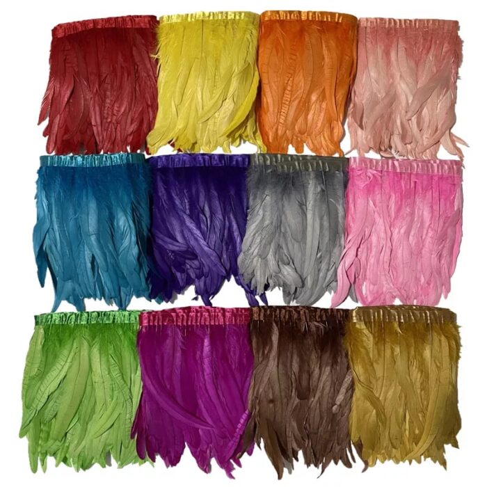 Banda pene de cocos 20-23 cm este realizata din pene de cocos naturale tratate si vopsite. Penele de cocos sunt atasate pe o banda din saten/satin de aproximativ 1 cm.