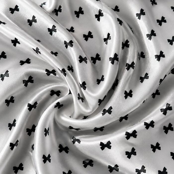 ChatGPT Image 6 iul. 2026, 16_27_18 Material Satin Elastic imprimat cu fundițe – alb/negru - imagine 1